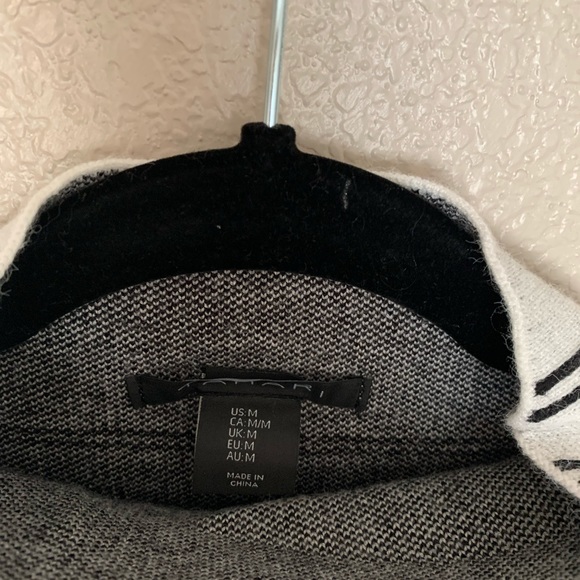 Black and White Tahari Sweater - Picture 2 of 2